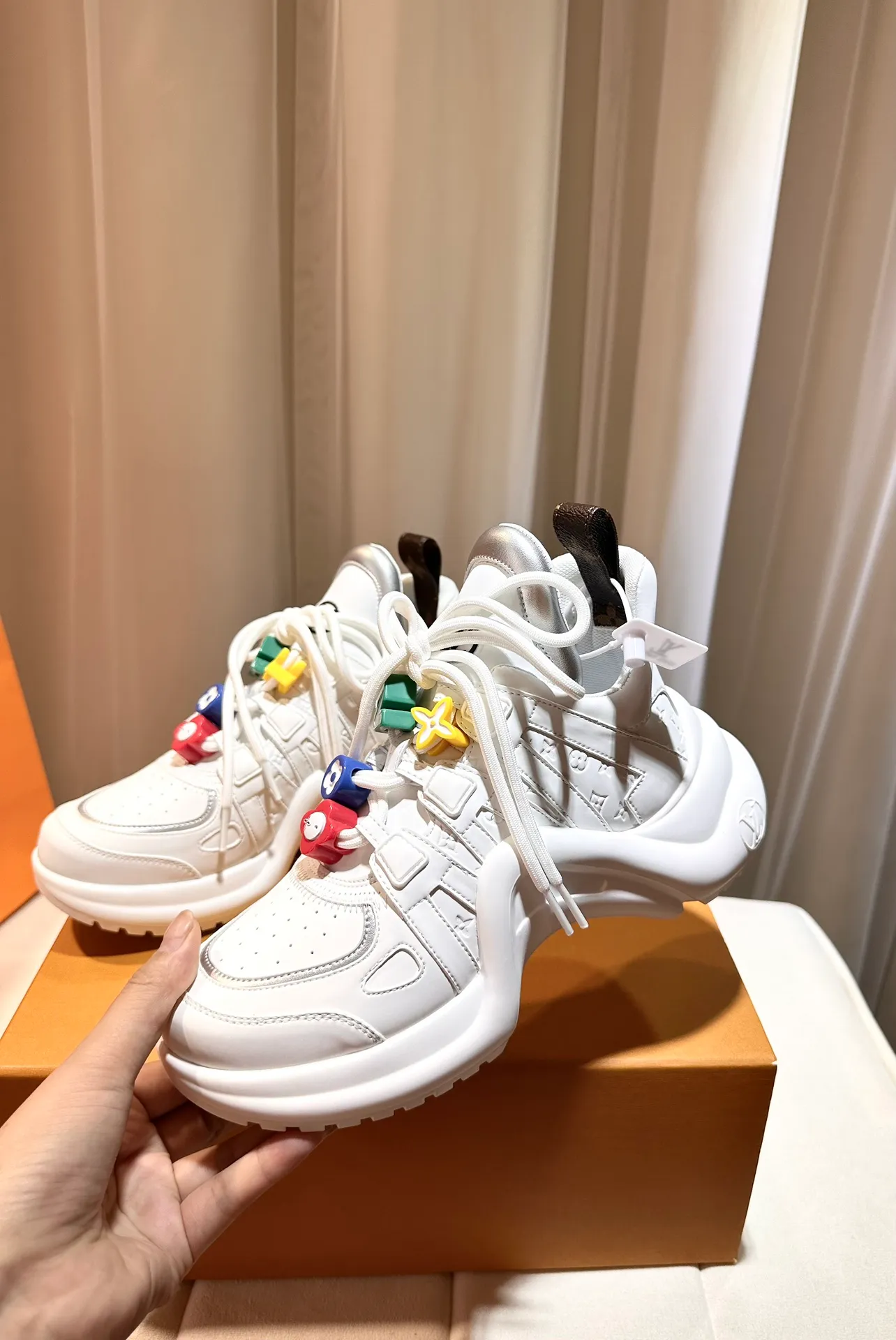 👟👟Ex-factory price 720 D-Quest is a new interpretation of classic motorcycle style boots, highlighting the classic logo of Dior haute couture style. It is carefully made of black butter leather. The decorative ribbon is embellished with a gold-finished metal logo to enhance the style. Sheepskin lining, sizes 35-42.